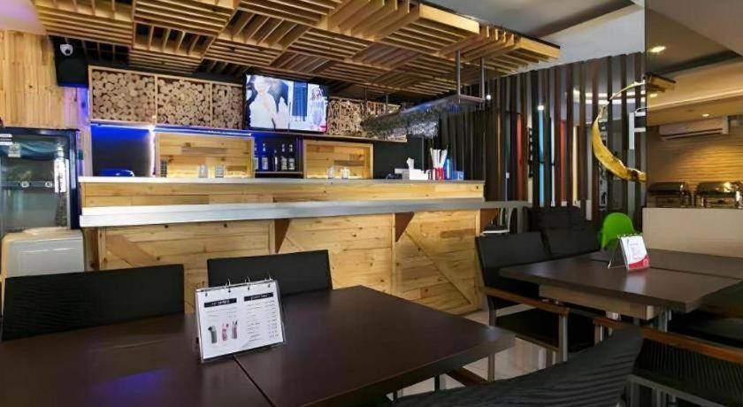Life Puri Hotel Surabaya Gubeng Ngoại thất bức ảnh